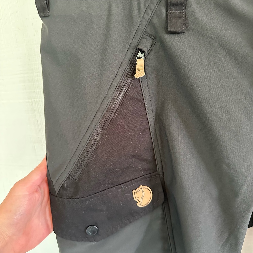 Fjall Raven Women’s Black Nikka Curve Outdoor Shorts - Picture 4 of 7